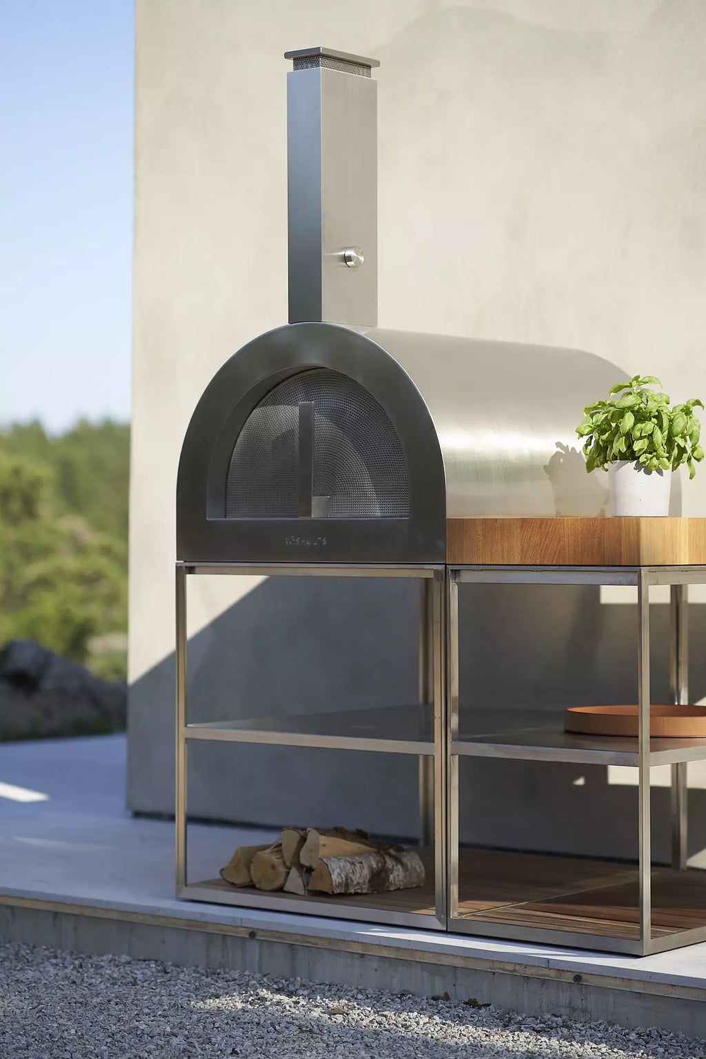 Röshults outdoor kitchen with wood oven lifestyle